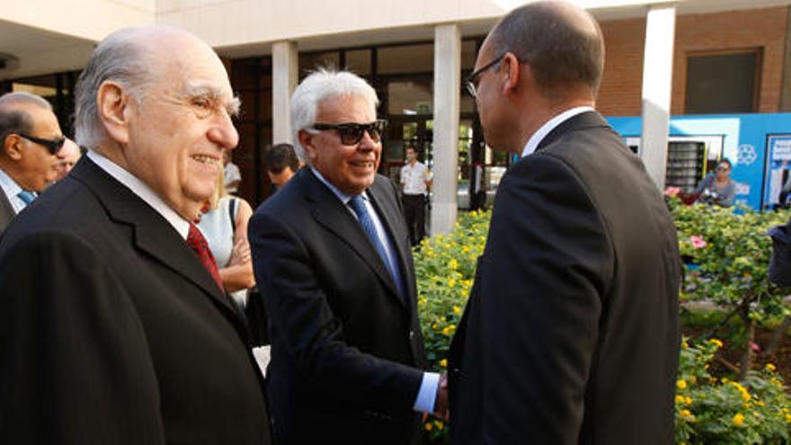 Felipe González saluda a Manuel Palomar en la Universidad de Alicante