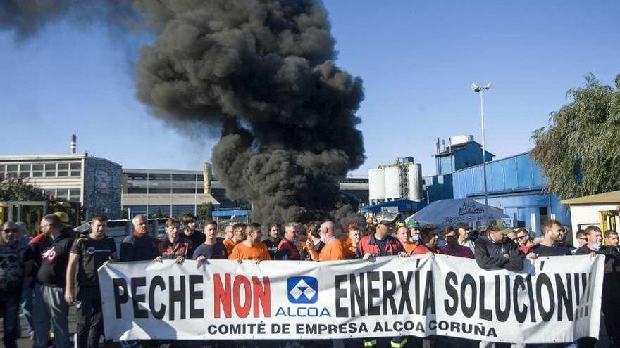 Concentración de trabajadores de Alcoa a las puertas de la fábrica en A Grela.