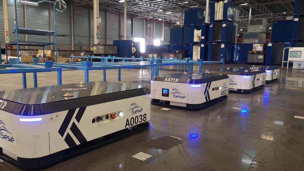 Grupo Sesé realiza desarrollos tecnológicos propios como estos vehículos autónomos para transportar materiales en sus almacenes.