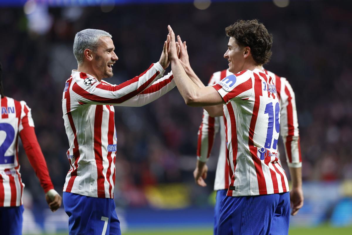Julián Álvarez y Griezmann celebran un gol del Atlético.