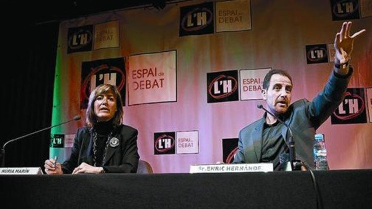 Núria Marín, alcaldesa de L'Hospitalet, y Enric Hernàndez, director de EL PERIÓDICO, ayer durante el debate.