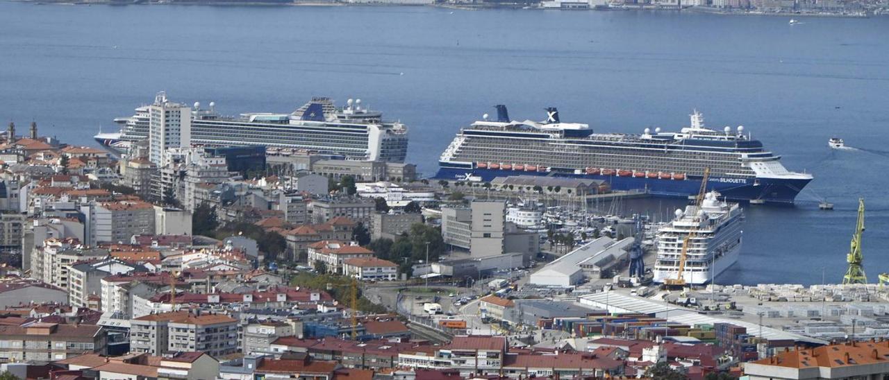 Triple escala de cruceros en el puerto de Vigo el pasado 6 de octubre. |   // PABLO HERNÁNDEZ GAMARRA