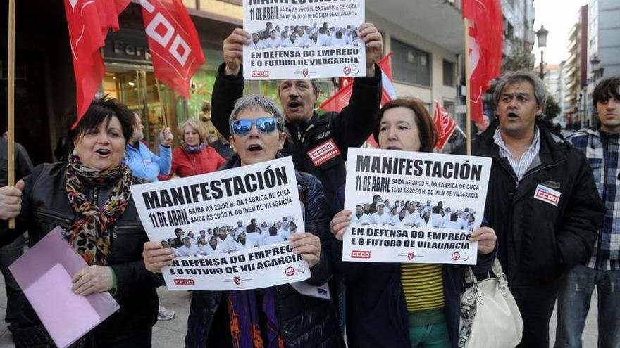 Participantes en la concentración celebrada ayer en la Plaza de Galicia.  // Noé Parga