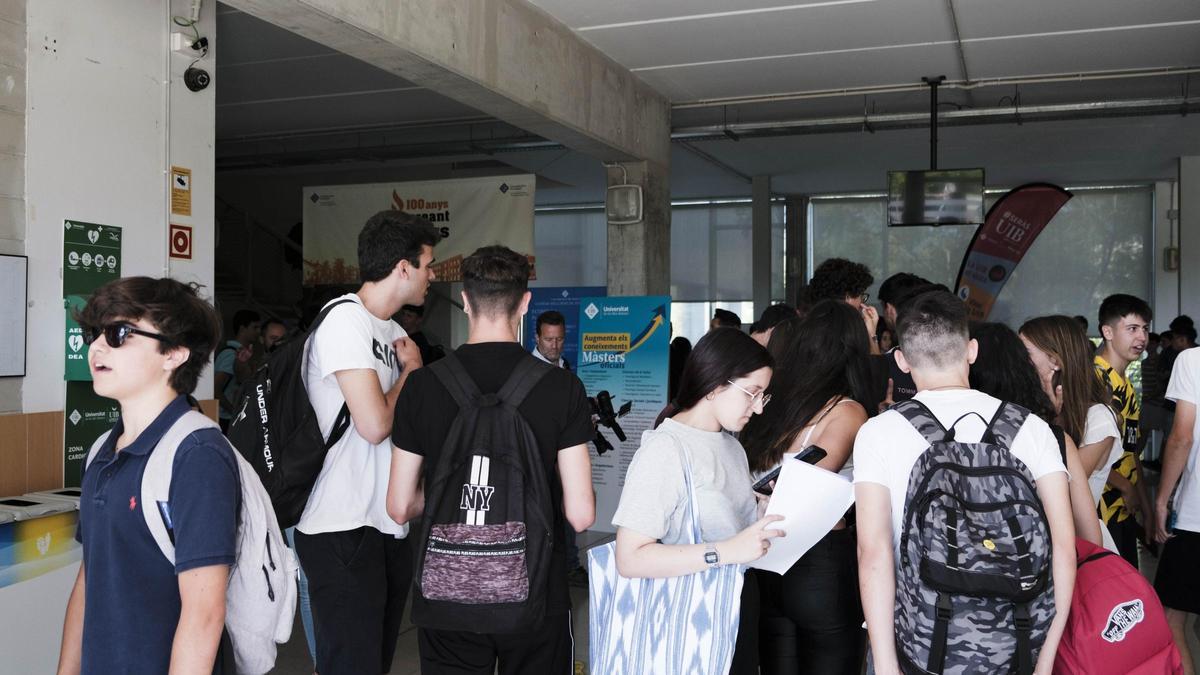 Estudiantes en uno de los campus de la UIB.