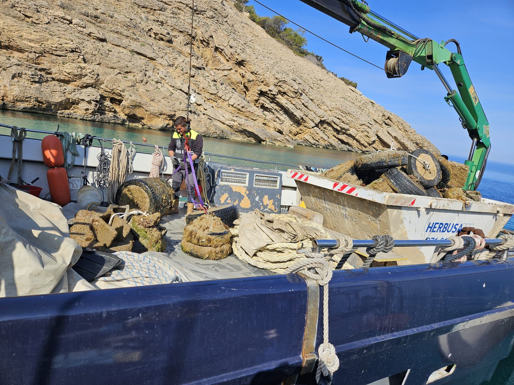 Todas las imágenes de la limpieza de fondos marinos en Sant Josep