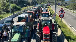 Els pagesos reactiven les protestes i tallen els principals passos fronterers amb França