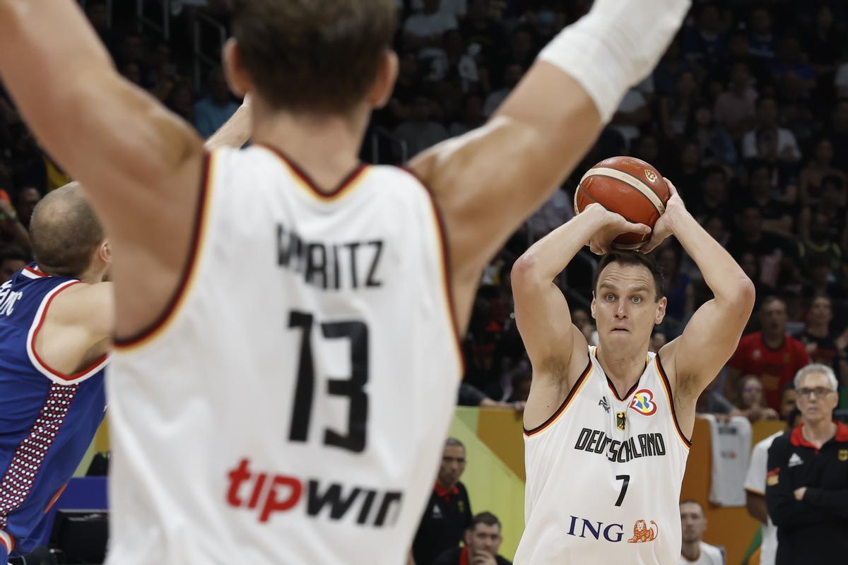Manila (Philippines), 10/09/2023.- Johannes Voigtmann of Germany (R) in action during the FIBA Basketball World Cup 2023 final match between Serbia and Germany at the Mall of Asia in Manila, Philippines, 10 September 2023. (Baloncesto, Alemania, Filipinas) EFE/EPA/ROLEX DELA PENA