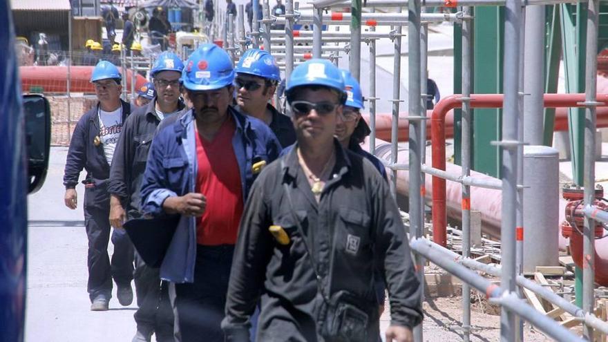 Un grupo de trabajadores de la refinería se dirige al comedor, en una imagen de archivo.