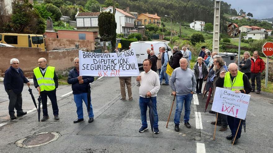 Los vecinos de Barrañán se manifestarán cada mes para exigir aceras en su carretera