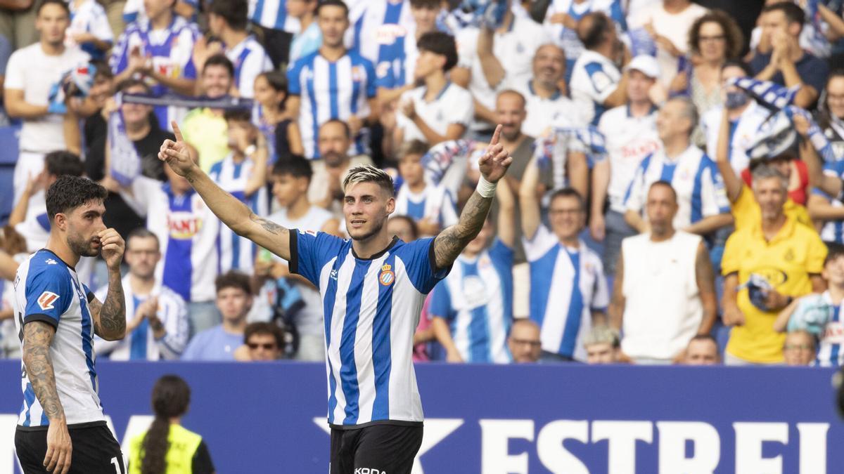 Roberto celebra uno de sus goles al Levante