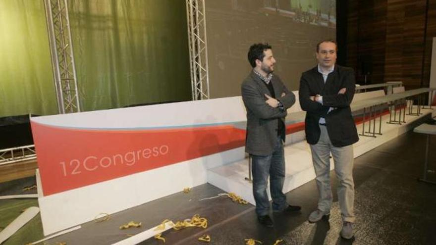 Pablo García, a la derecha, y Emilio Vázquez, ayer con los preparativos del congreso en Santiago. / xoán álvarez