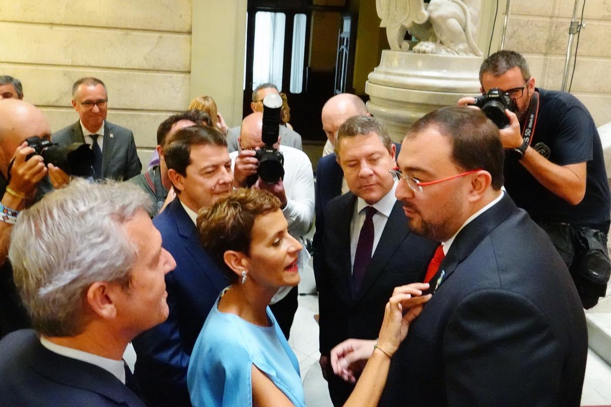 El presidente asturiano, Adrián Barbón, en su toma de posesión, junto a otros presidentes del PSOE y del PP, María Chivite, Emiliano García-Page, Alfonso Fernández Mañueco y Alfonso Rueda.