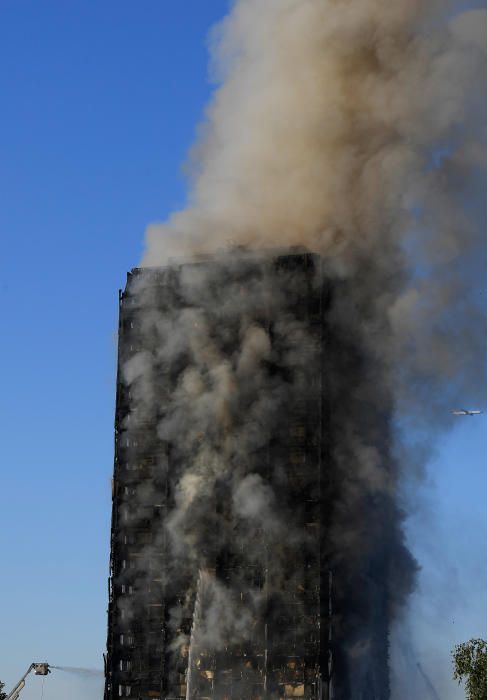 Incendio en un edificio de 24 plantas en Londres