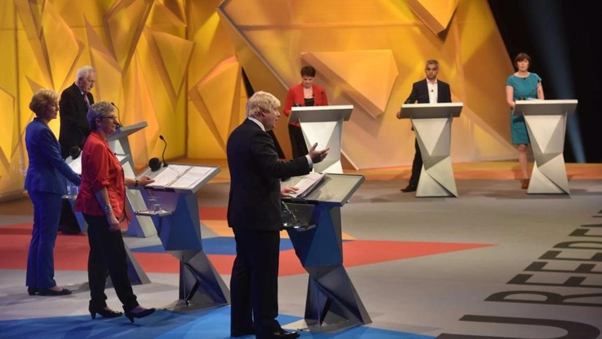 Momento del debate organizado por la BBC, con Boris Johnson interviniendo y Sadiq Khan (arriba, segundo por la derecha) escuchando con atención, en Londres, este martes.