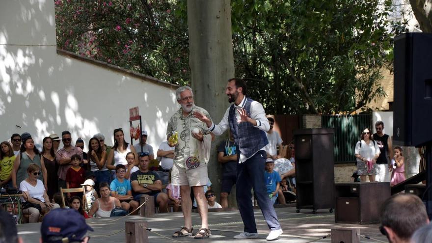 Vídeo: Clowns, malabaristes i trapezistes omplen diferents espais de la Bisbal a la Fira del Circ al Carrer malgrat la calor