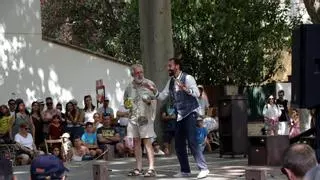 Clowns, malabaristes i trapezistes omplen diferents espais de la Bisbal a la Fira del Circ al Carrer malgrat la calor