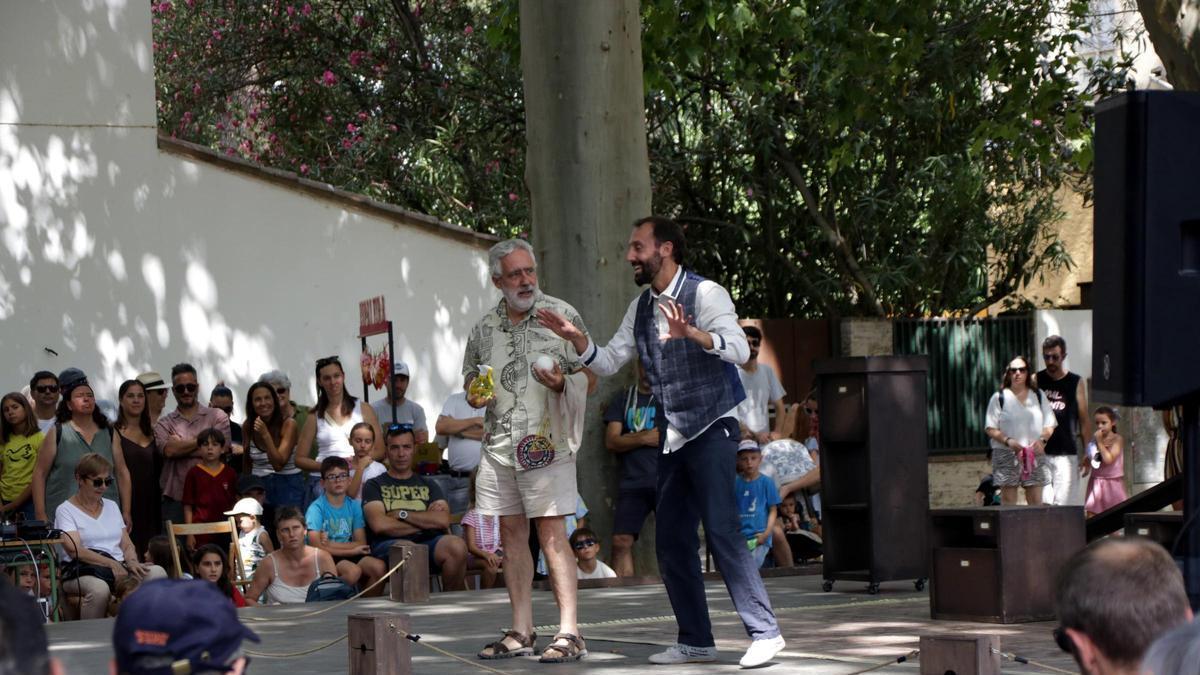 Clowns, malabaristes i trapezistes omplen la Bisbal a la Fira del Circ al Carrer