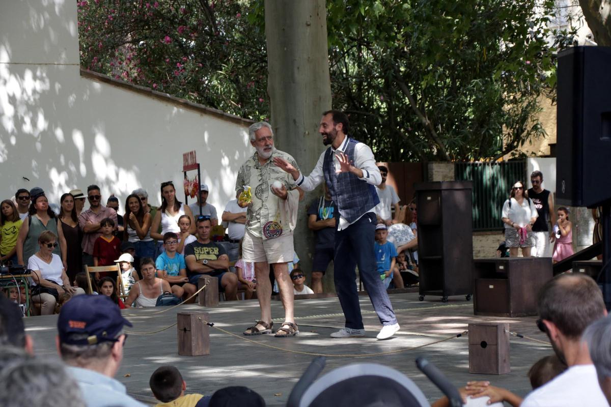Clowns, malabaristes i trapezistes omplen la Bisbal a la Fira del Circ al Carrer