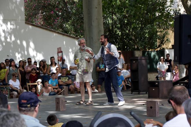 Clowns, malabaristes i trapezistes omplen la Bisbal a la Fira del Circ al Carrer