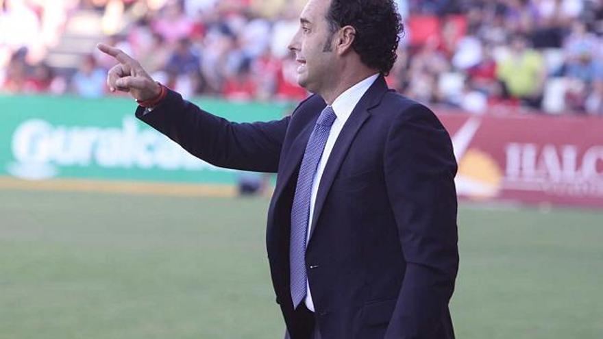 José Bordalás dando instrucciones durante el encuentro de ayer en Tarragona.