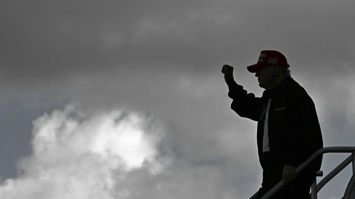 El presidente de EEUU, Donald Trump, desciende del Air Force One a su llegada al aeropuerto de Miami, este miércoles.