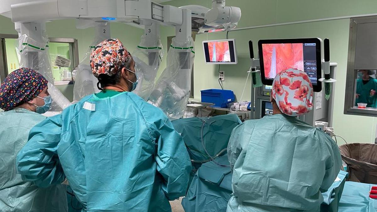 Medio centenar de pacientes con cáncer colorrectal han sido intervenidos en el Clínico con cirugía robótica