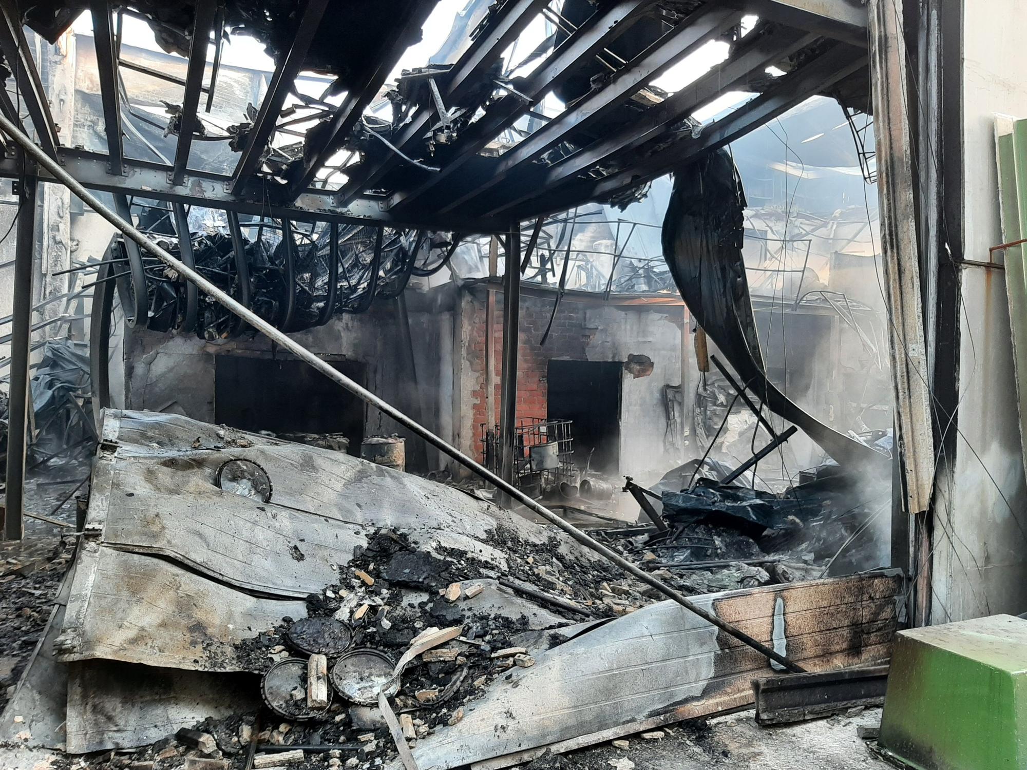 El incendio en una fábrica del polígono de Castiñeiras, en Bueu (II)