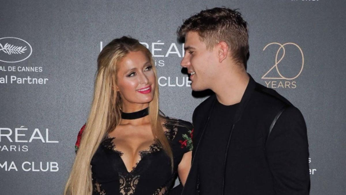 Paris Hilton no aparta la mirada de su nuevo novio