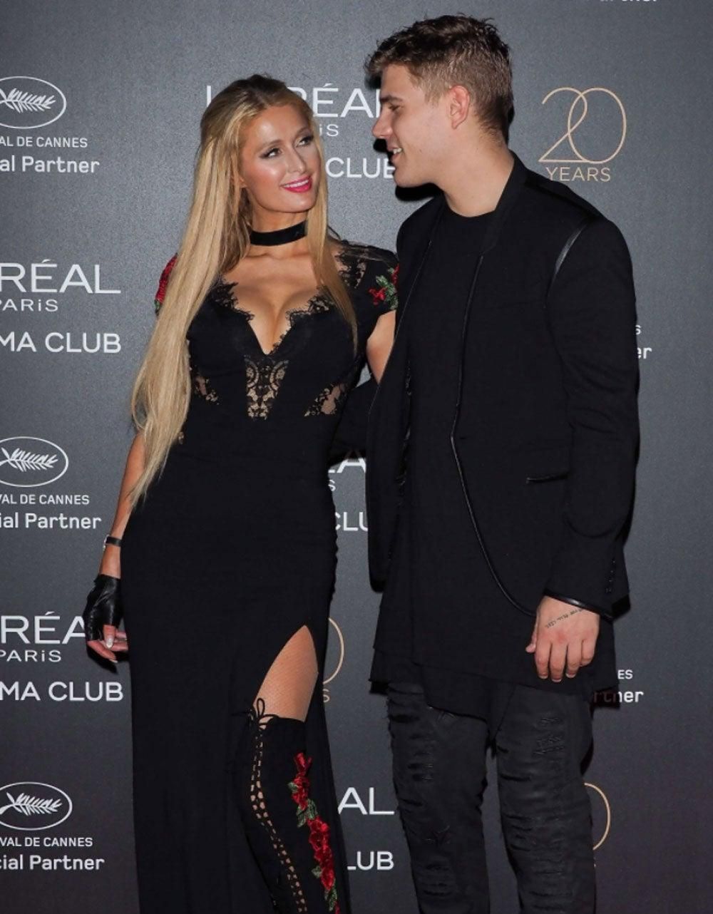 Paris Hilton no aparta la mirada de su nuevo novio