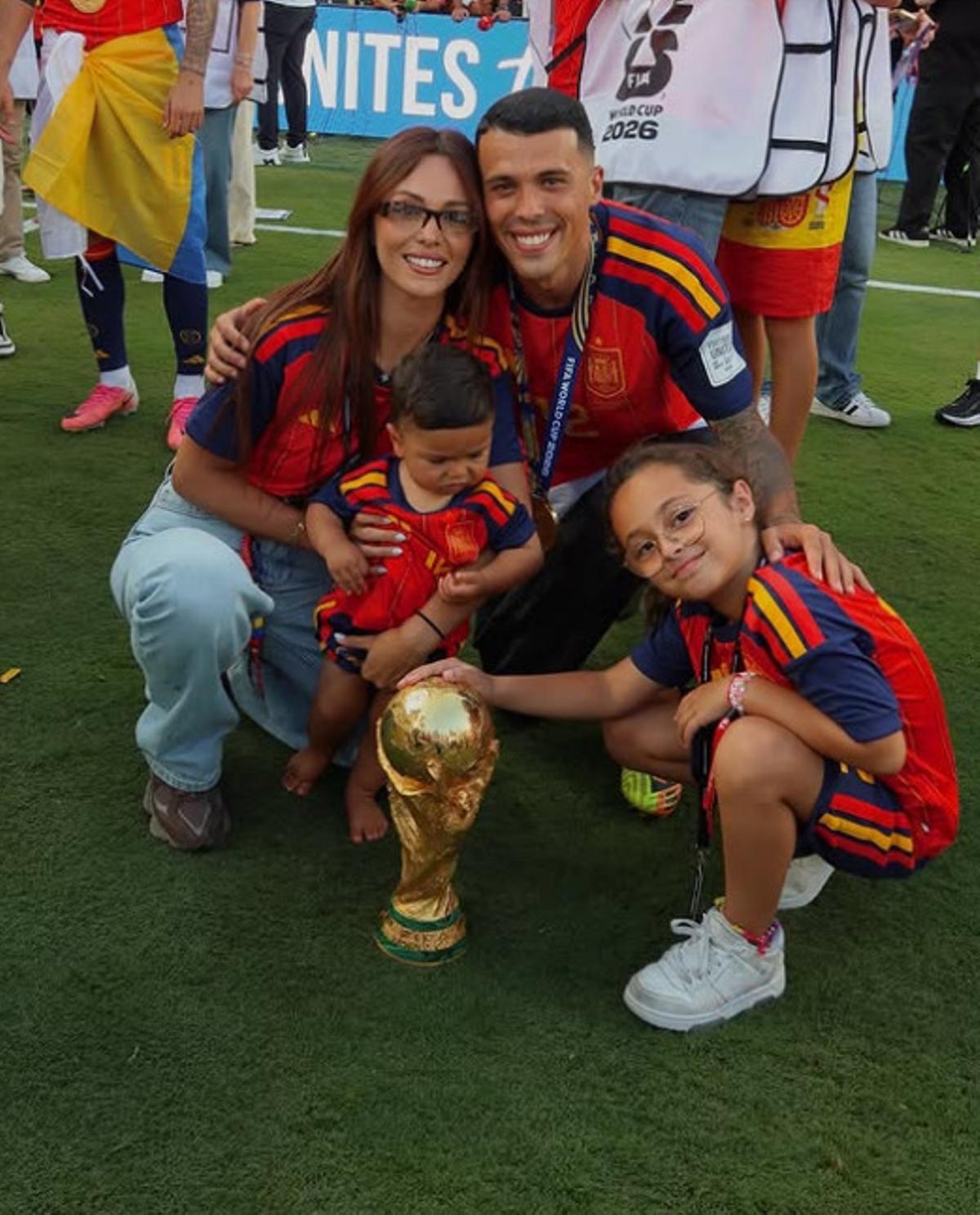 Pedro Porro y su familia tras ganar el Mundial