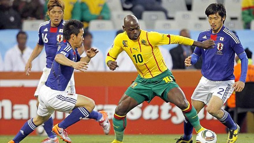 Emaná intenta controlar un balón ante la oposición de tres jugadores japoneses durante un partido de la primera fase del Mundial de Sudáfrica.