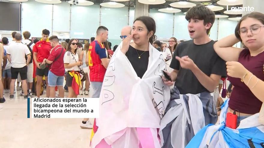 Aficionados esperan la llegada de la selección bicampeona del mundo a Madrid