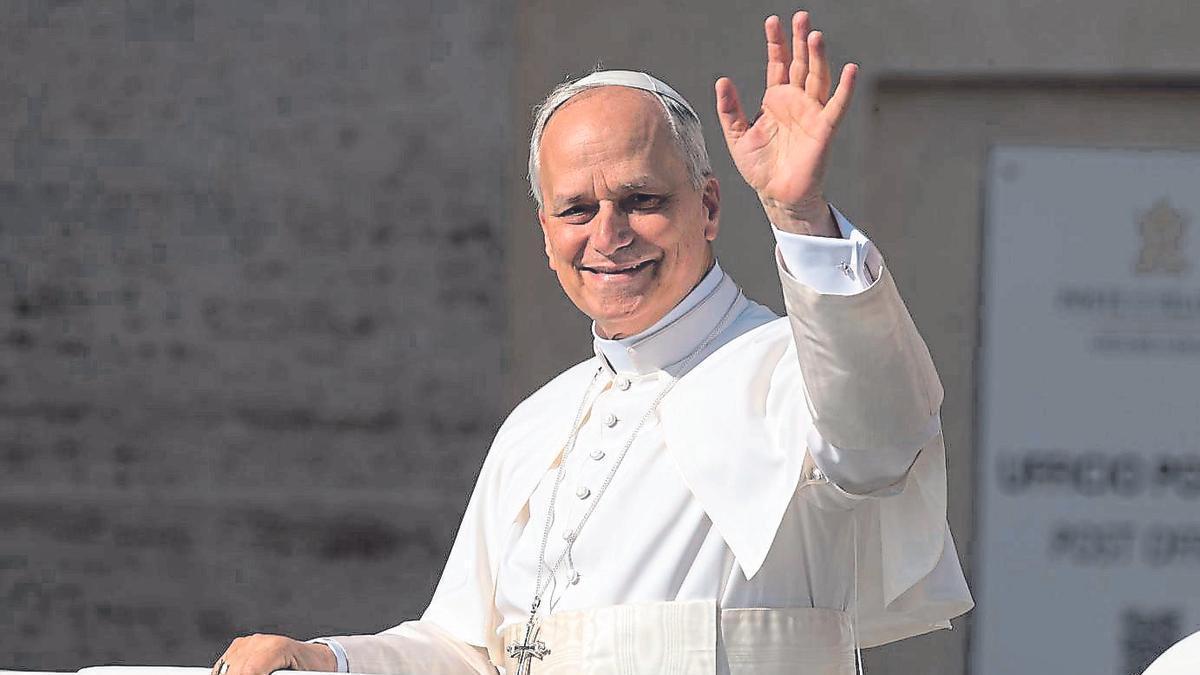El papa León XVI recorre la Plaza de San Pedro del Vaticano.