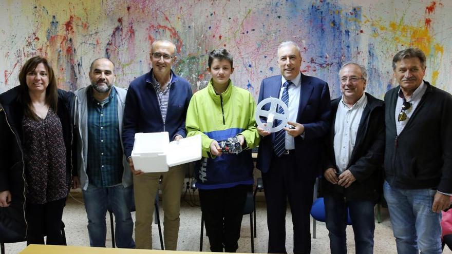 Alumno, profesores, presidente de Delta Vigo, alcalde y ediles, en la presentación del proyecto estratosférico de Panxón.