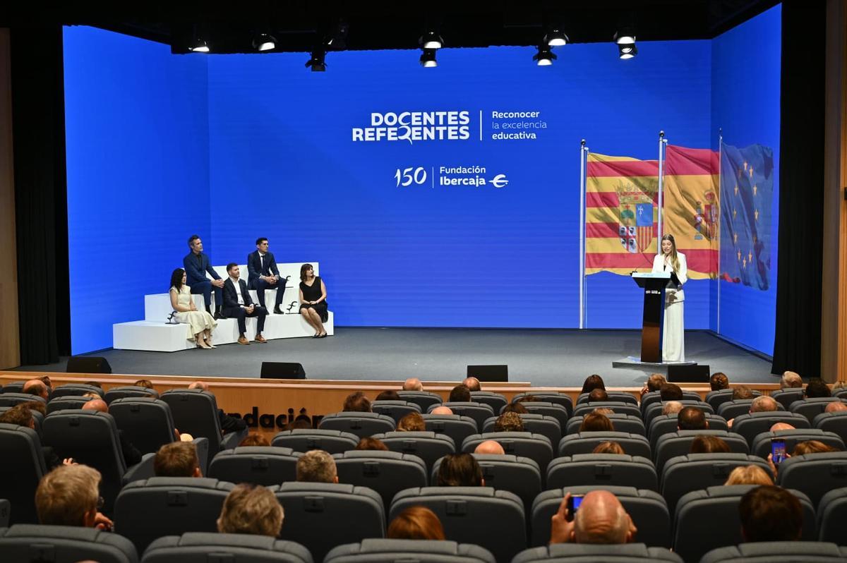 En imágenes | Los reyes Felipe VI y Letizia, junto a la princesa Leonor, arropan a la infanta Sofía en su primer discurso en solitario en Zaragoza En imágenes | Los reyes Felipe VI y Letizia, junto a la princesa Leonor, arropan a la infanta Sofía en su primer discurso en solitario en Zaragoza