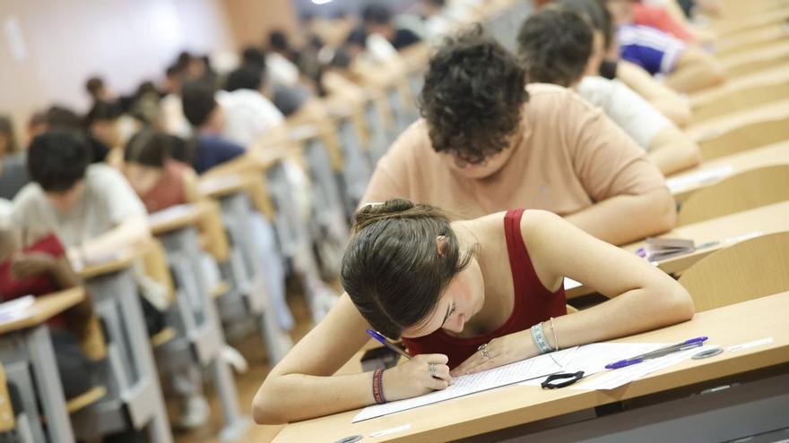 Un total de 4.703 estudiantes acuden a la PAU en Córdoba, que empieza con nervios y un artículo periodístico