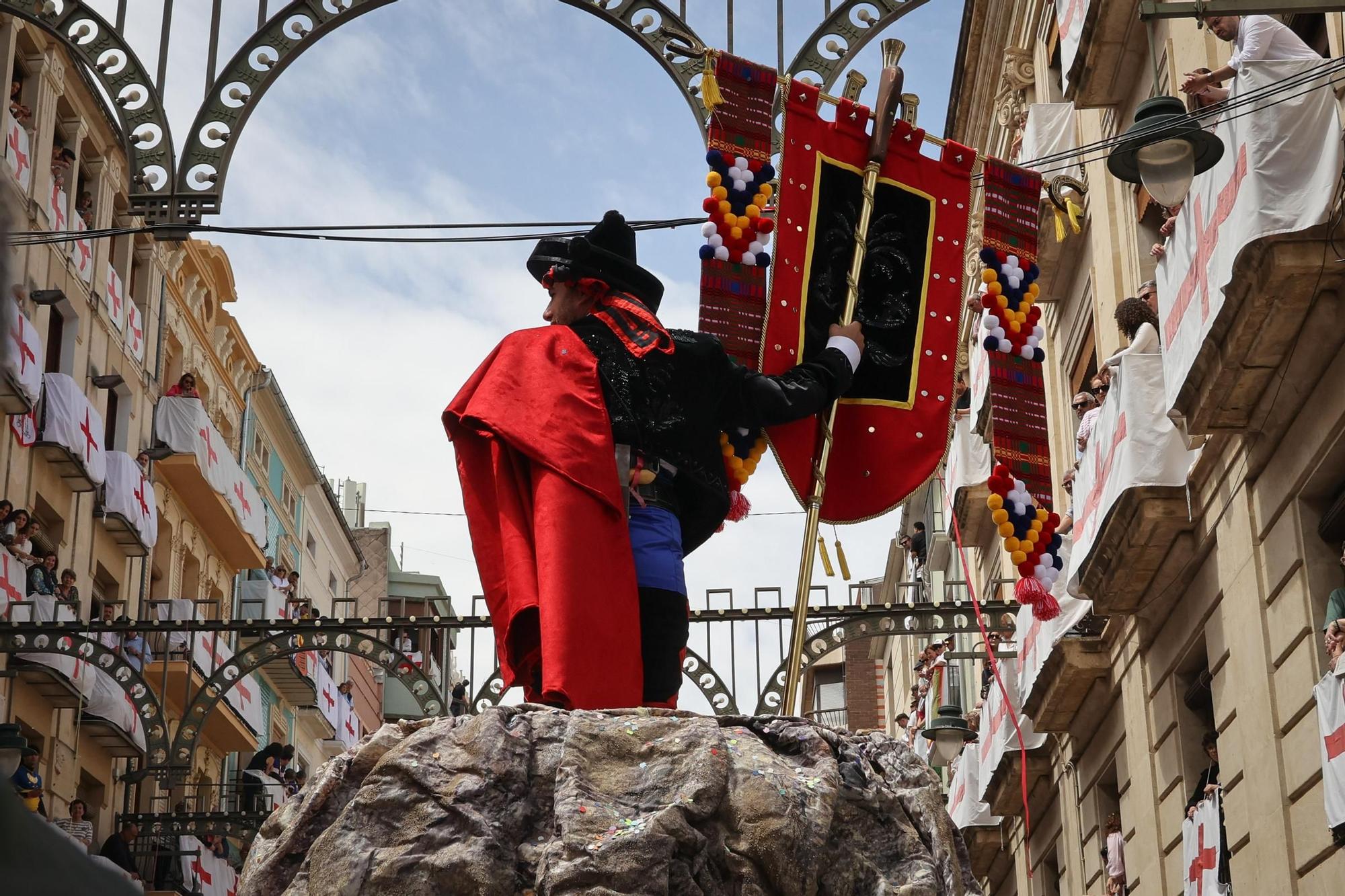 Alcoy se entrega al espectáculo de las tropas cristianas