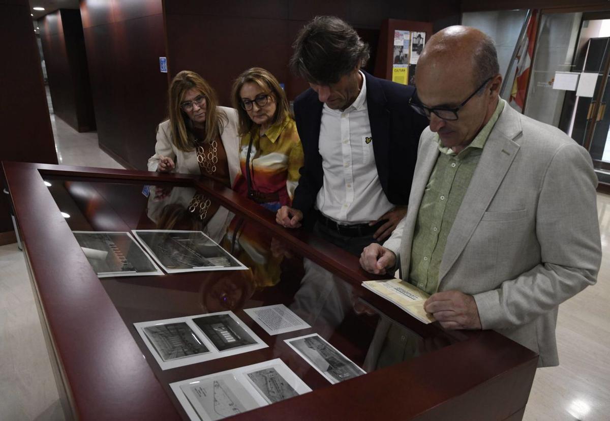 Autoridades contemplan algunos de los materiales que conforman la muestra.