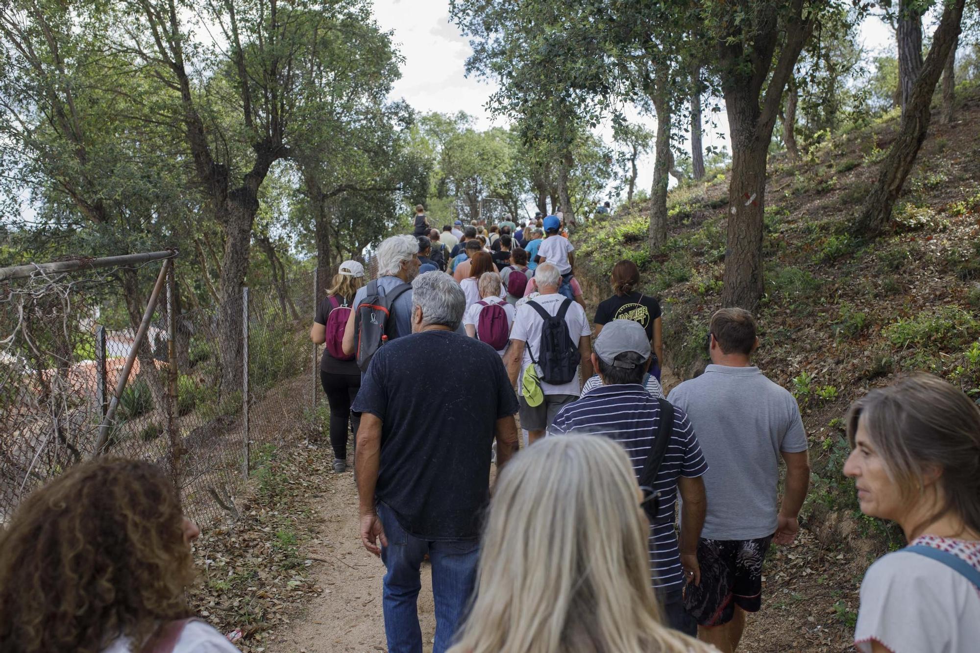 Els activistes han demanat la reobertura del camí de ronda al seu pas per Can Juncadella