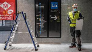 Un operario ultimando arreglos en la futura estación de Ernest Lluch, en marzo de 2021.