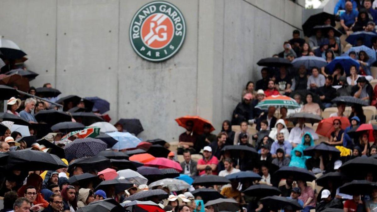 La lluvia retrasa la jornada en París