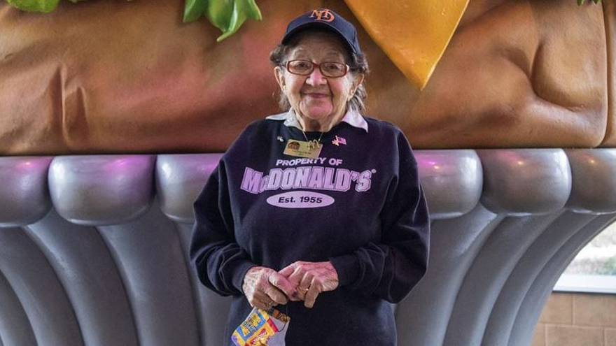 Una empleada de McDonald&#039;s en EEUU cumple 100 años sin pensar en jubilarse