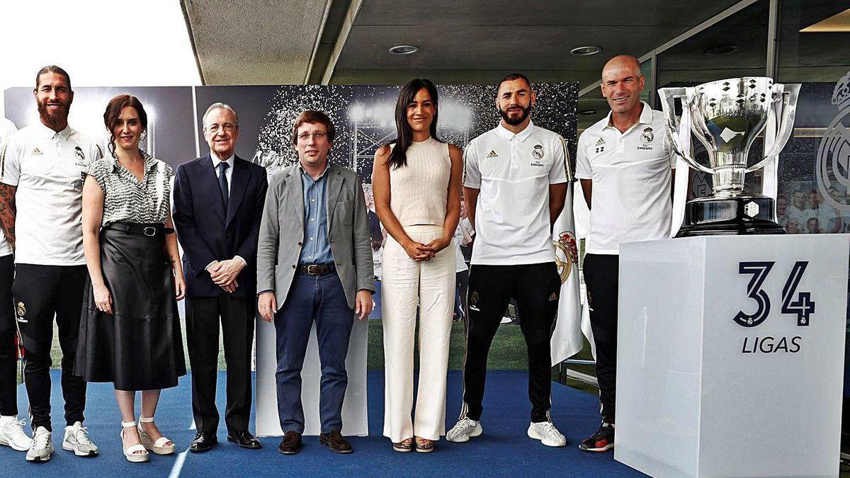 Almeida, Ayuso y Villacís visitaron ayer al Real Madrid para felicitarle por el título.