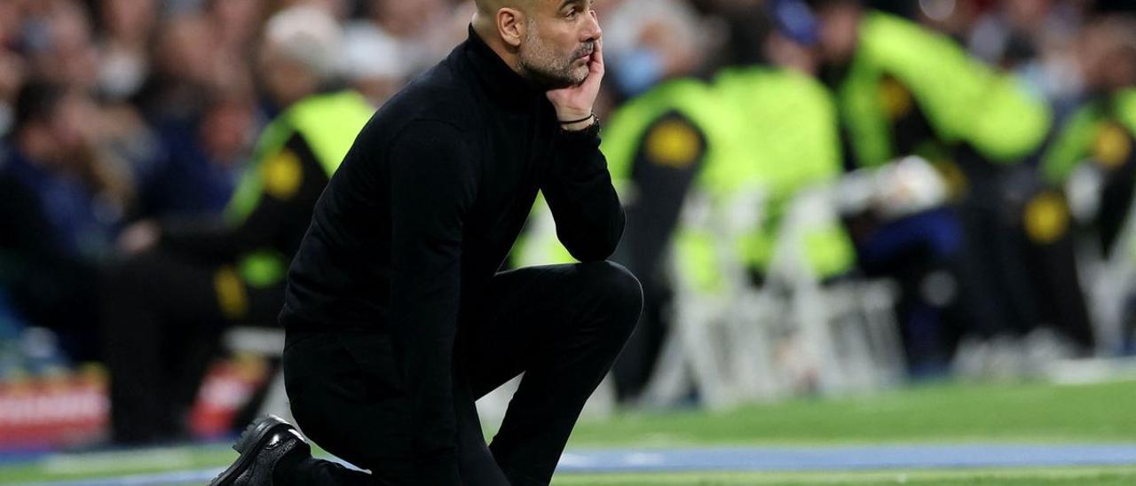 Pep Guardiola sigue el partido desde la banda del Bernabéu.