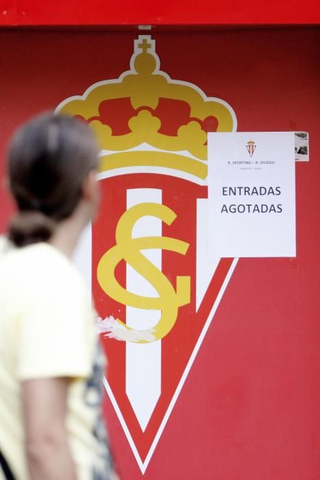 Entrenamiento del Sporting en El Molinón a puerta cerrada antes del derbi