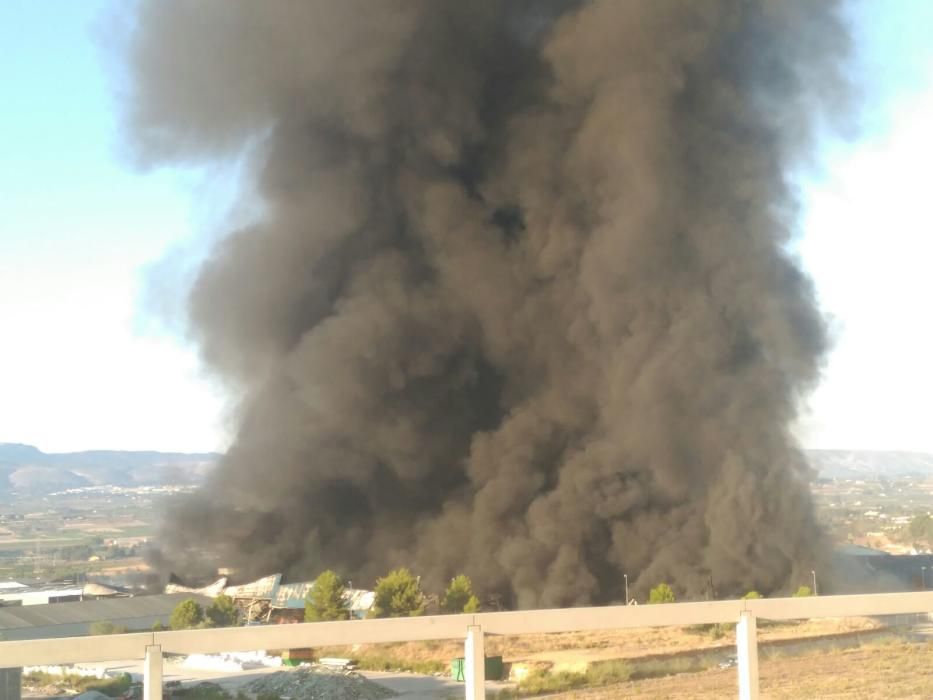 Un incendio devora una fábrico de plásticos en Olleria