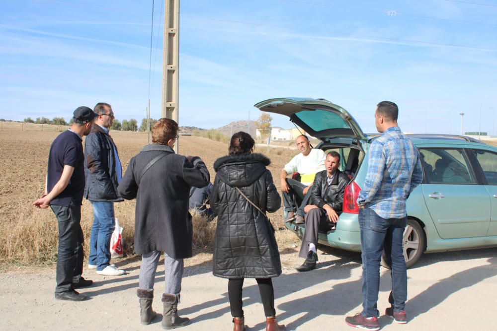 Los familiares de los inmigrantes irregulares internados en el Centro Penitenciario Málaga II, situado en Archidona, se agolpan cada día a las puertas de la prisión