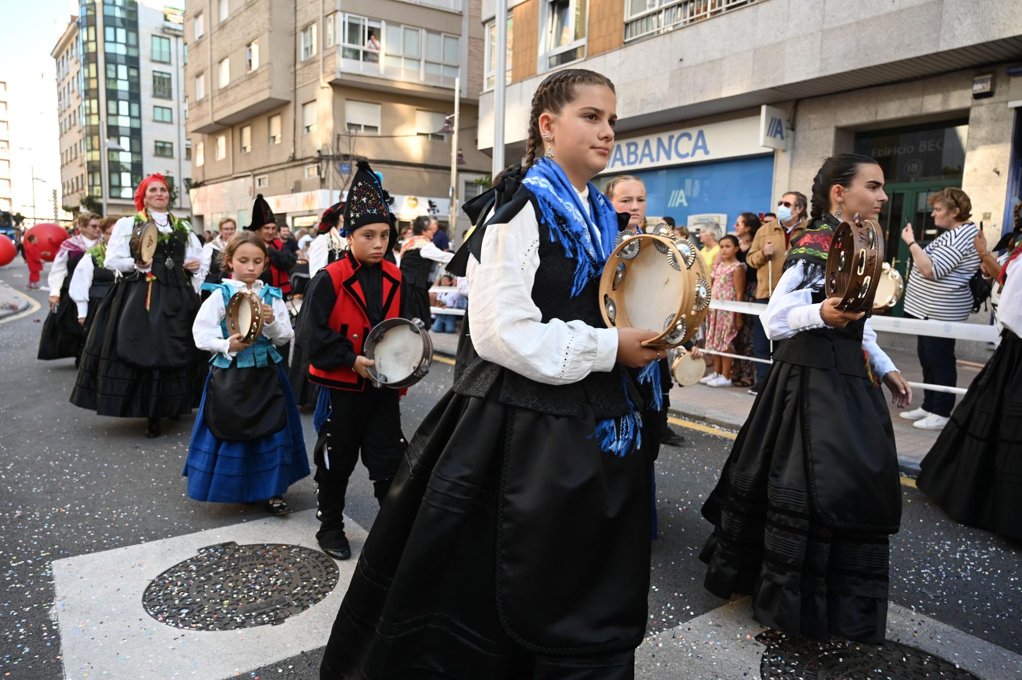 La Batalla de Flores vuelve a teñir de color las calles de Pontevedra