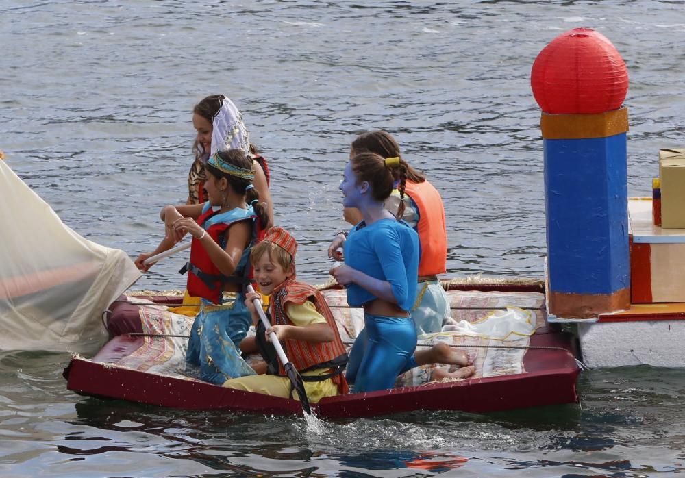 Un centenar de participantes a bordo de trece "artefactos flotantes" participan en la divertida prueba en A Ramallosa.