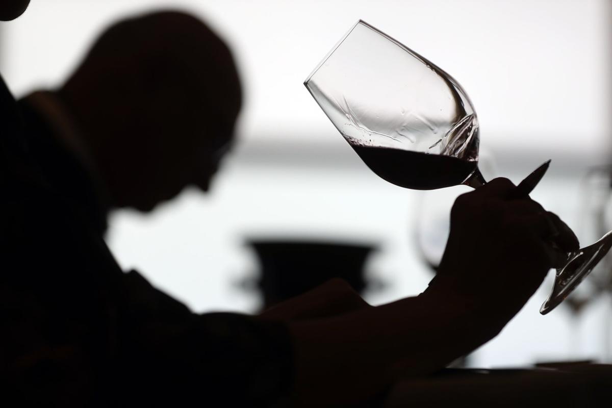 Una persona sostiene una copa de vino.